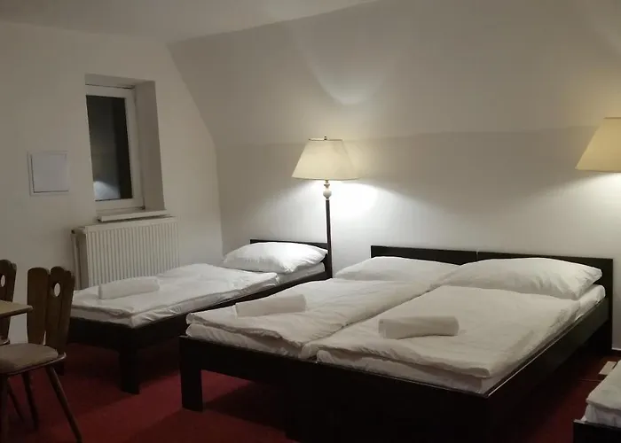 Pomezi Hotell 3*